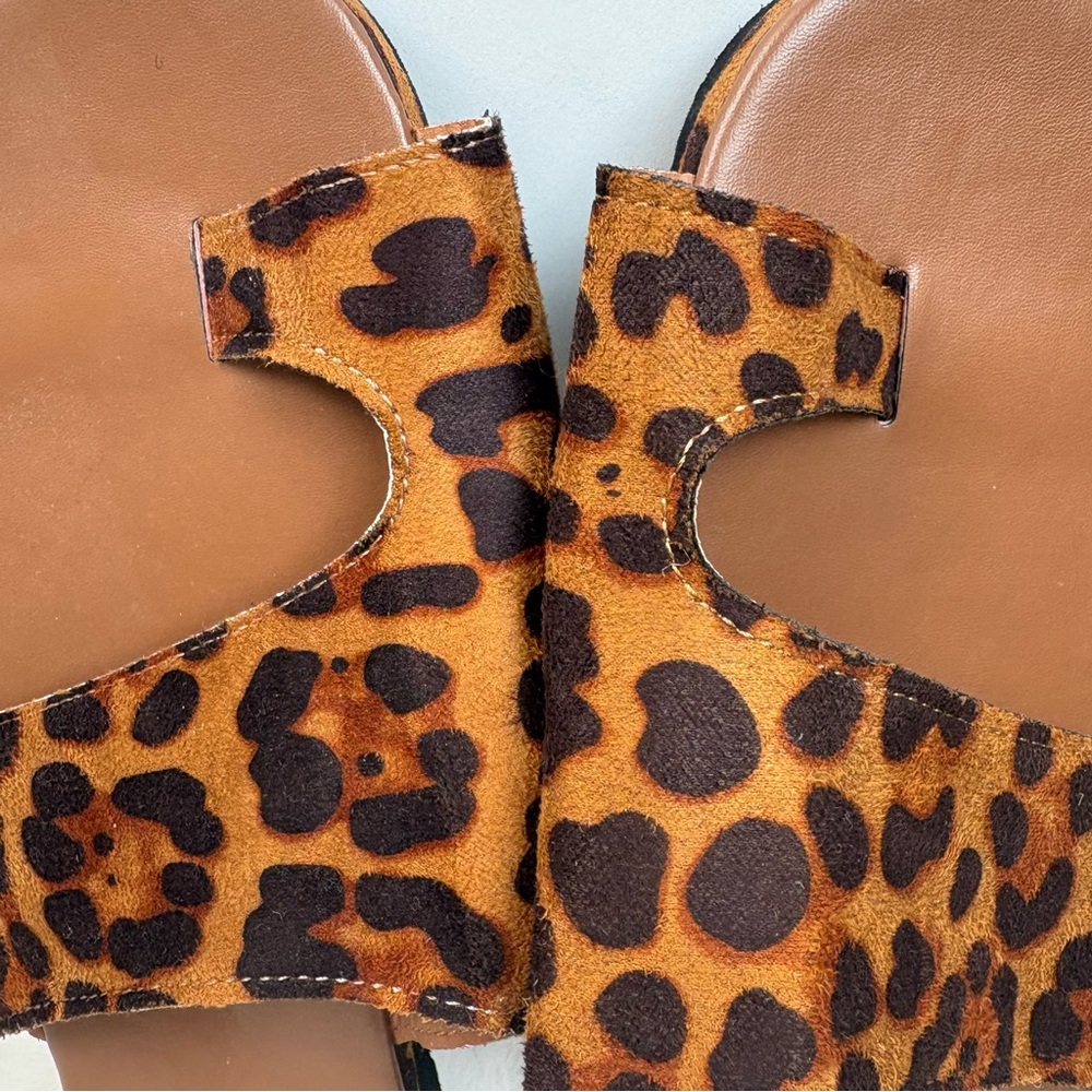Sandals. Animal print. Flat. Size 10